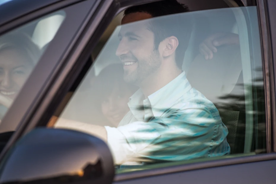 Famiglia in auto con finestrini integri